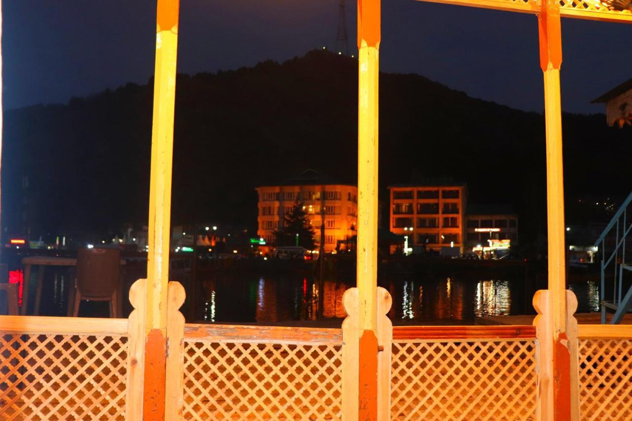House Boat New Pala Palace Srīnagar Dış mekan fotoğraf