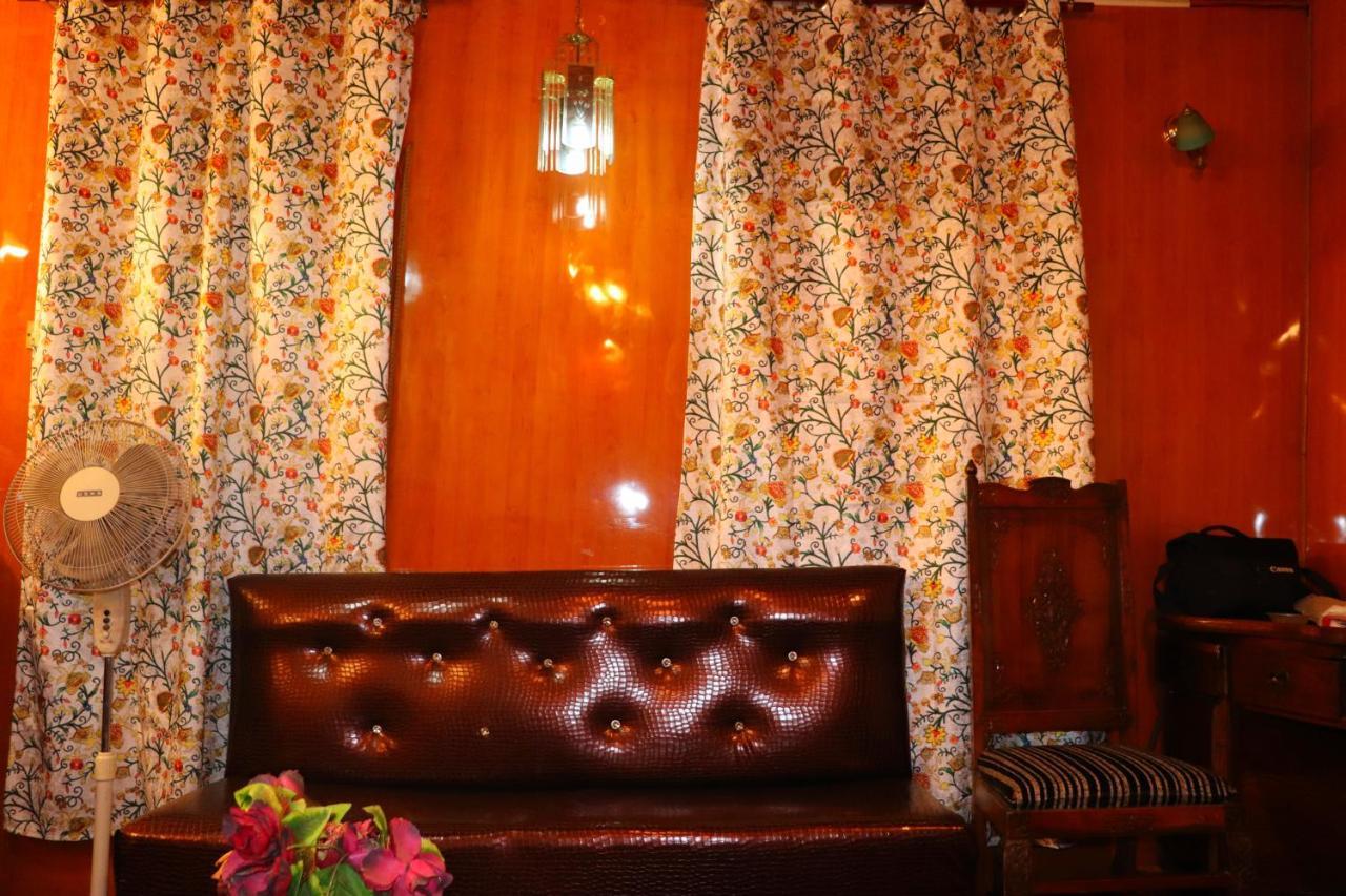 House Boat New Pala Palace Srīnagar Dış mekan fotoğraf