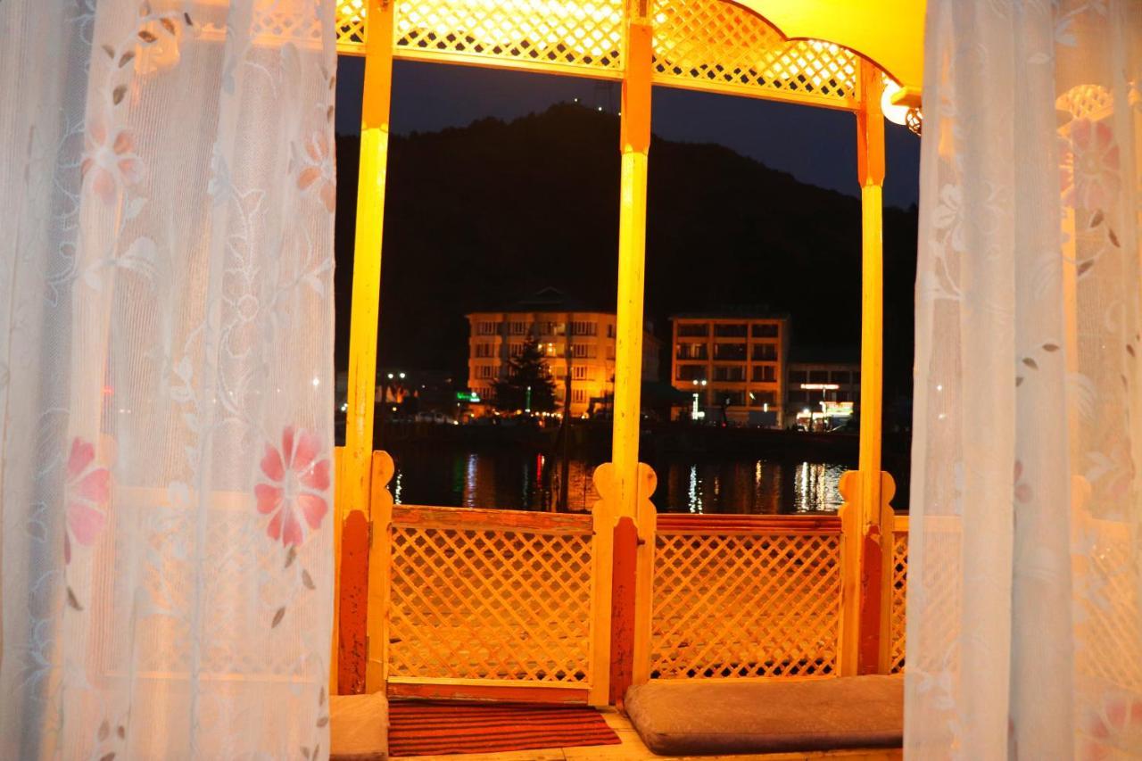 House Boat New Pala Palace Srīnagar Dış mekan fotoğraf