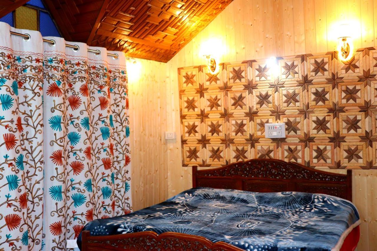 House Boat New Pala Palace Srīnagar Dış mekan fotoğraf