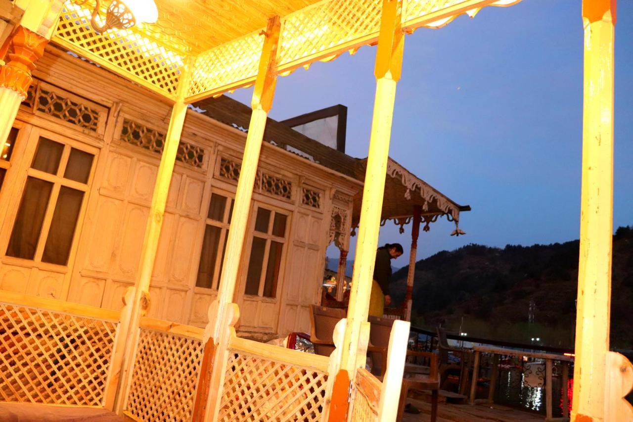 House Boat New Pala Palace Srīnagar Dış mekan fotoğraf