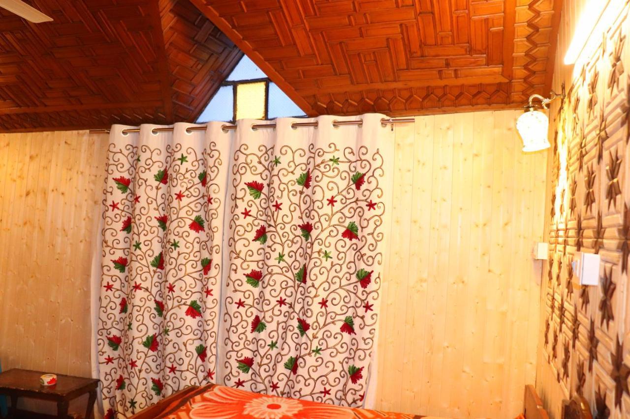 House Boat New Pala Palace Srīnagar Dış mekan fotoğraf