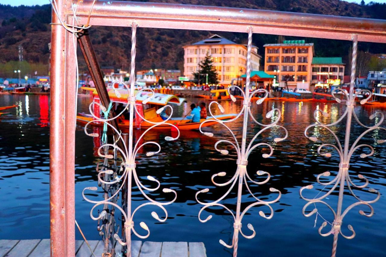 House Boat New Pala Palace Srīnagar Dış mekan fotoğraf