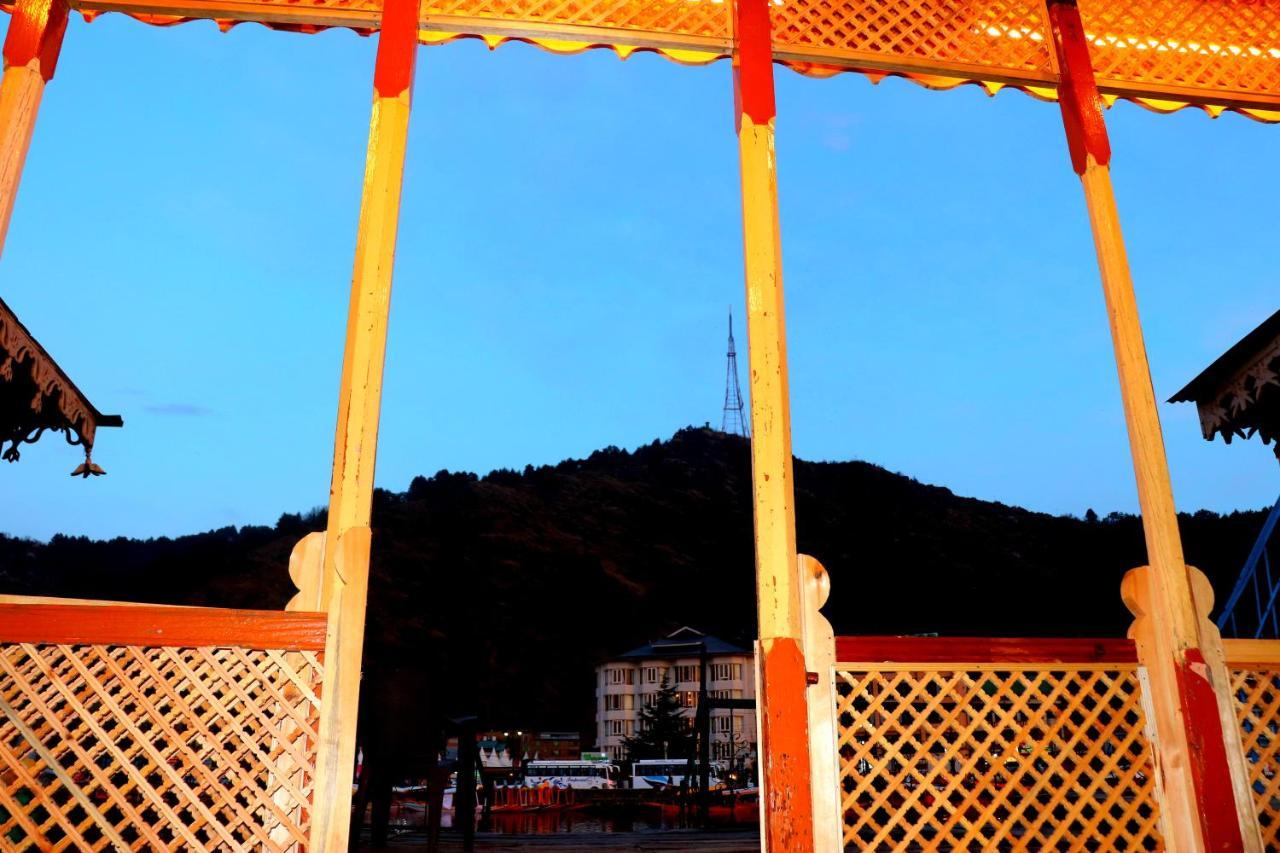 House Boat New Pala Palace Srīnagar Dış mekan fotoğraf