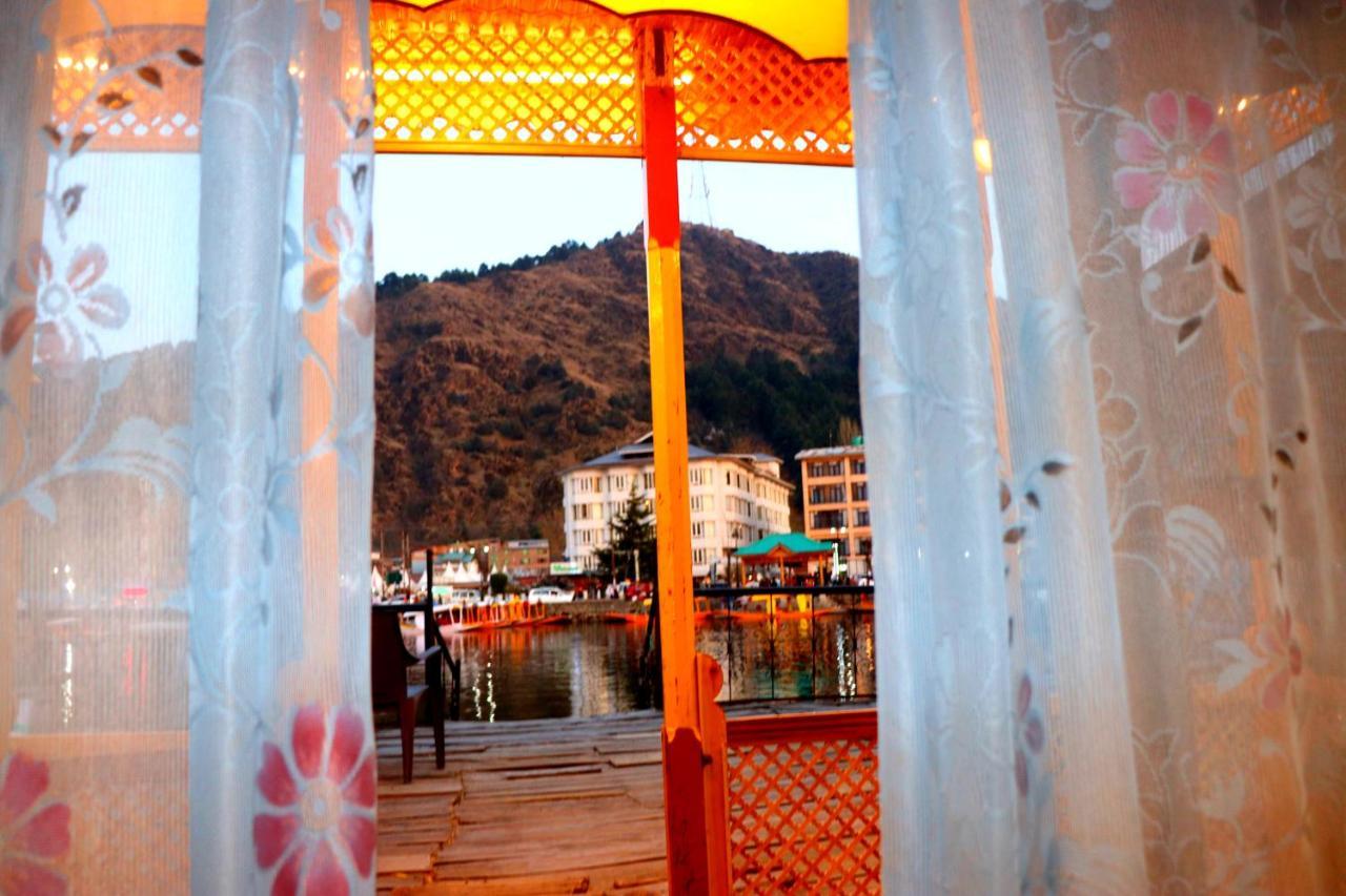 House Boat New Pala Palace Srīnagar Dış mekan fotoğraf