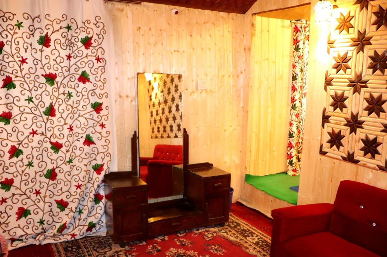 House Boat New Pala Palace Srīnagar Dış mekan fotoğraf