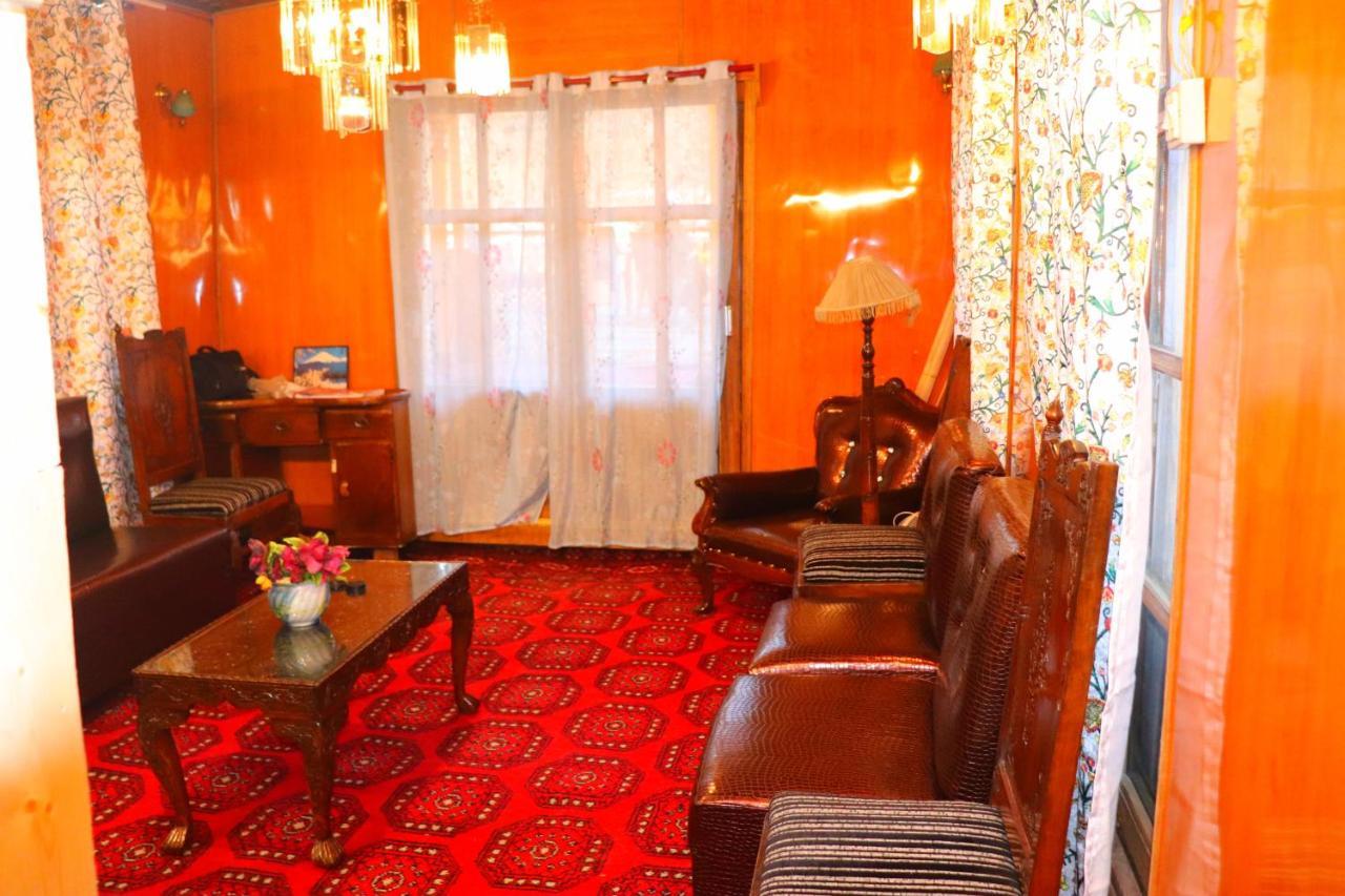 House Boat New Pala Palace Srīnagar Dış mekan fotoğraf