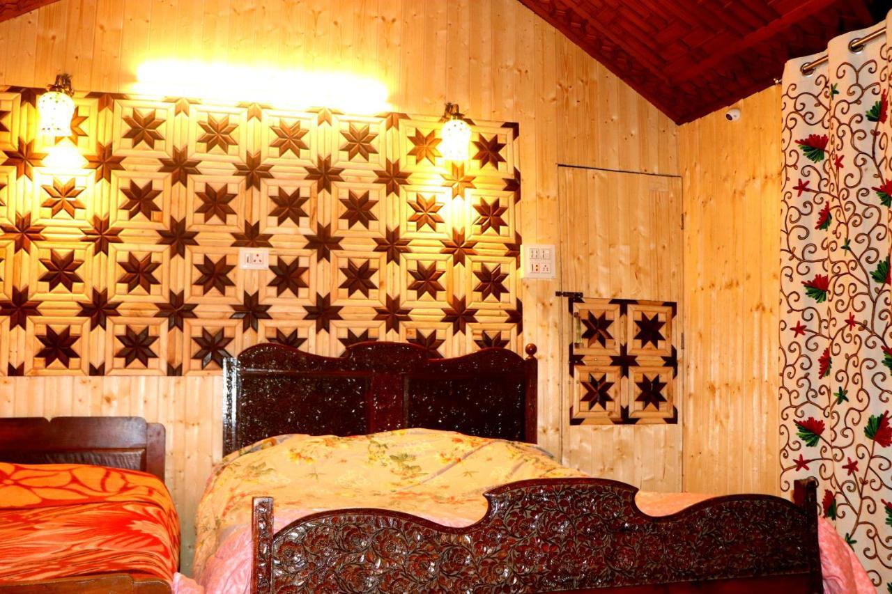 House Boat New Pala Palace Srīnagar Dış mekan fotoğraf