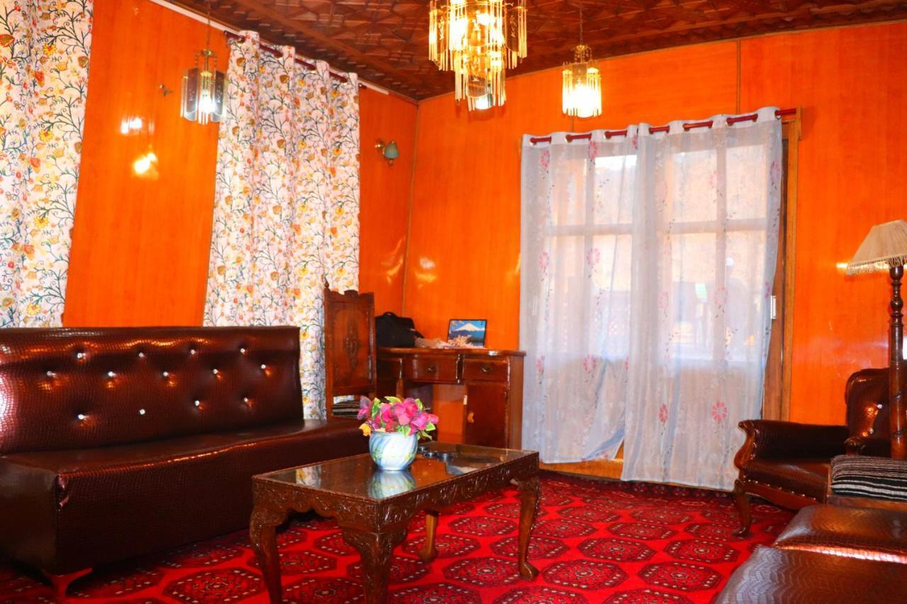 House Boat New Pala Palace Srīnagar Dış mekan fotoğraf