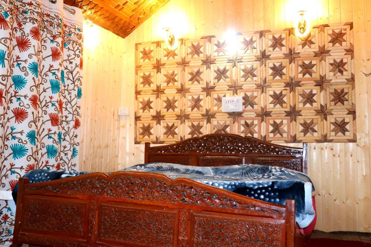 House Boat New Pala Palace Srīnagar Dış mekan fotoğraf