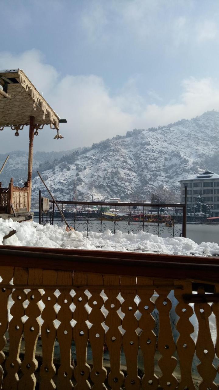 House Boat New Pala Palace Srīnagar Dış mekan fotoğraf