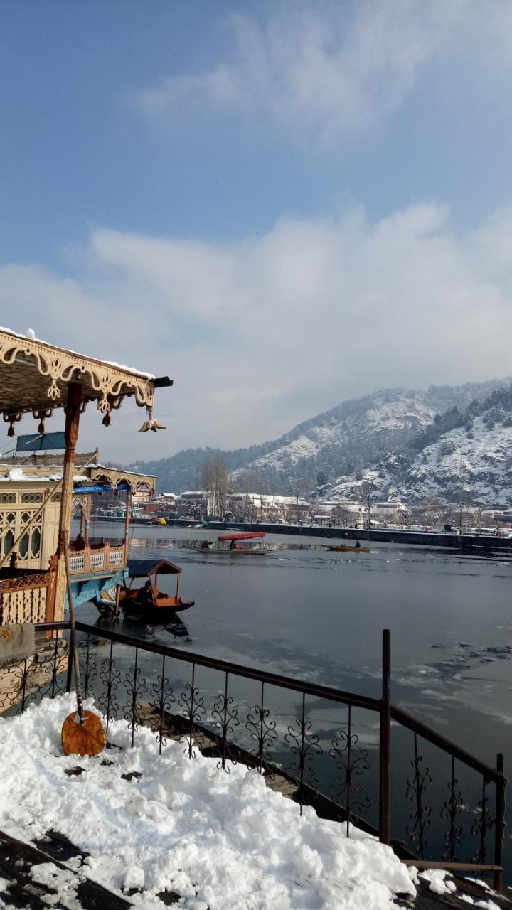 House Boat New Pala Palace Srīnagar Dış mekan fotoğraf