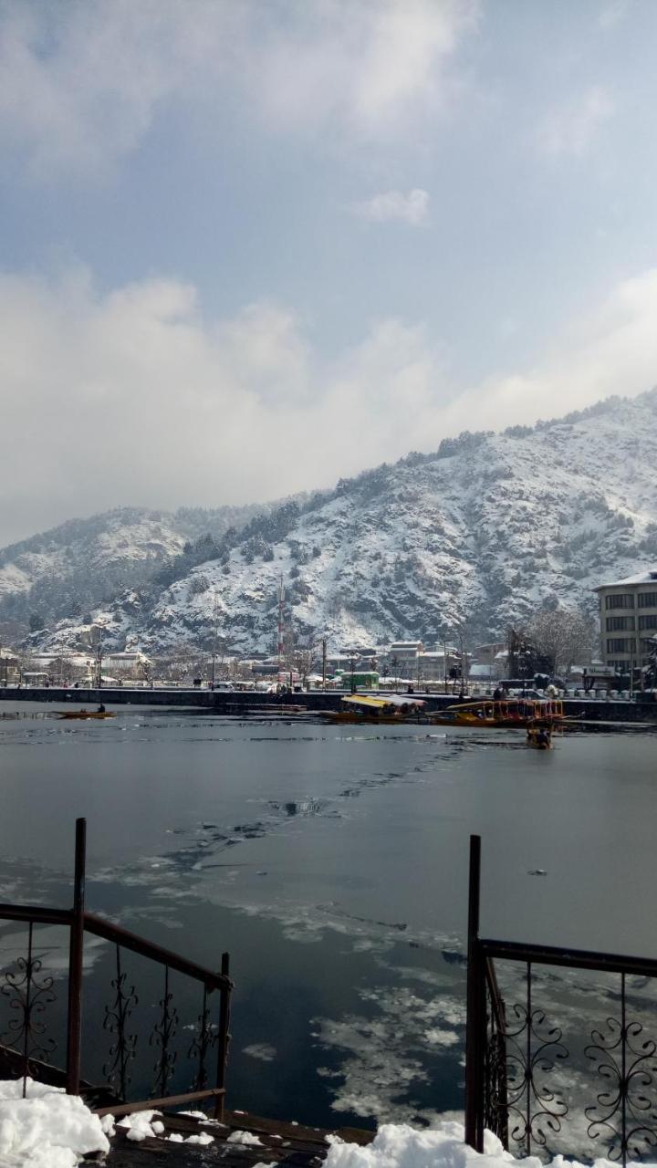 House Boat New Pala Palace Srīnagar Dış mekan fotoğraf